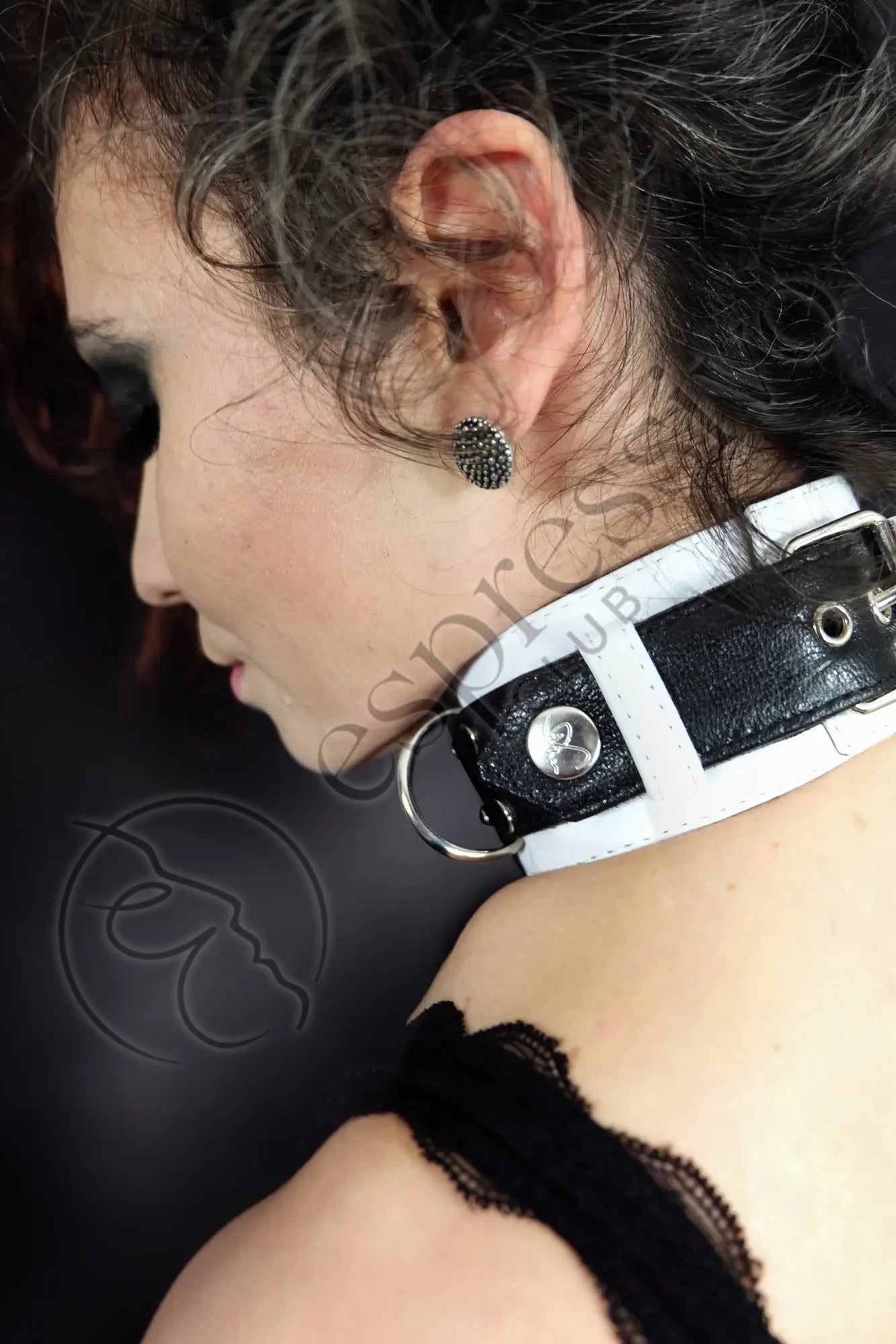 Real leather Bondage collar in Black & White