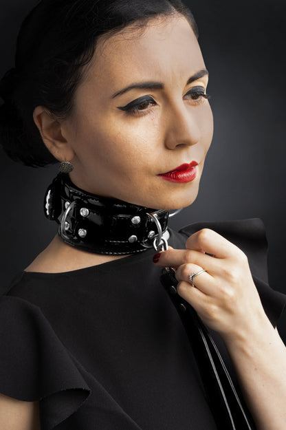 BDSM-Halsband aus schwarzem PVC