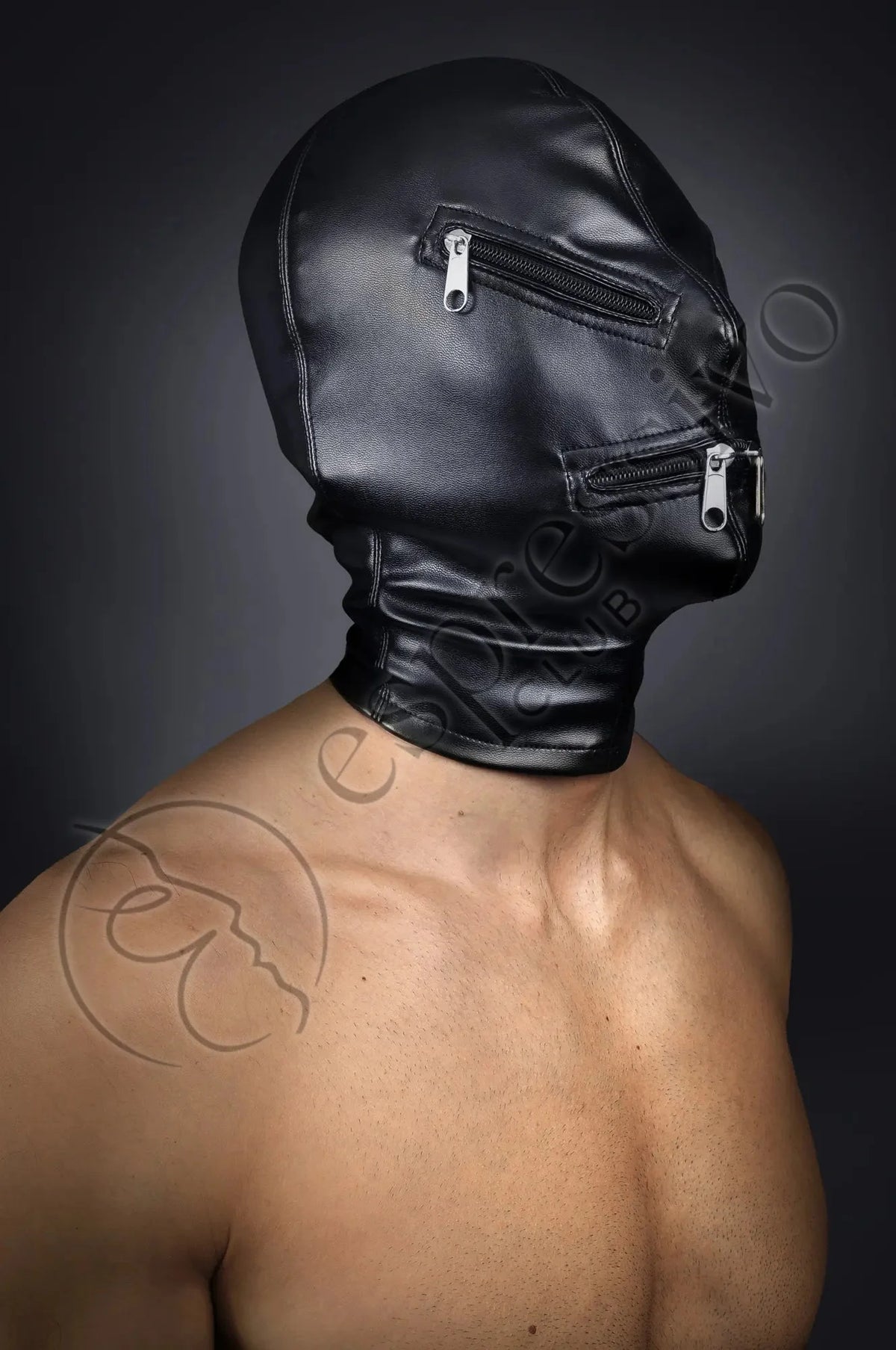 Enge Bondage-Maske mit Reißverschlüssen für Sinnesentzug